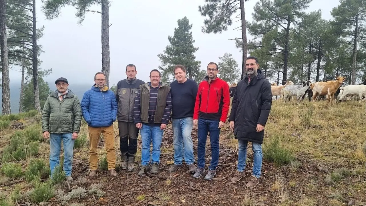 El viceconsejero de Medio Ambiente, José Almodóvar, durante la visita que ha llevado a cabo en el municipio conquense de Cañizares junto al alcalde Julio César Bodoque y el delegado provincial de Desarrollo Sostenible, José Ignacio Benito, a la zona de pastoreo de cabras de Jacinto Martínez, un ganadero de la localidad