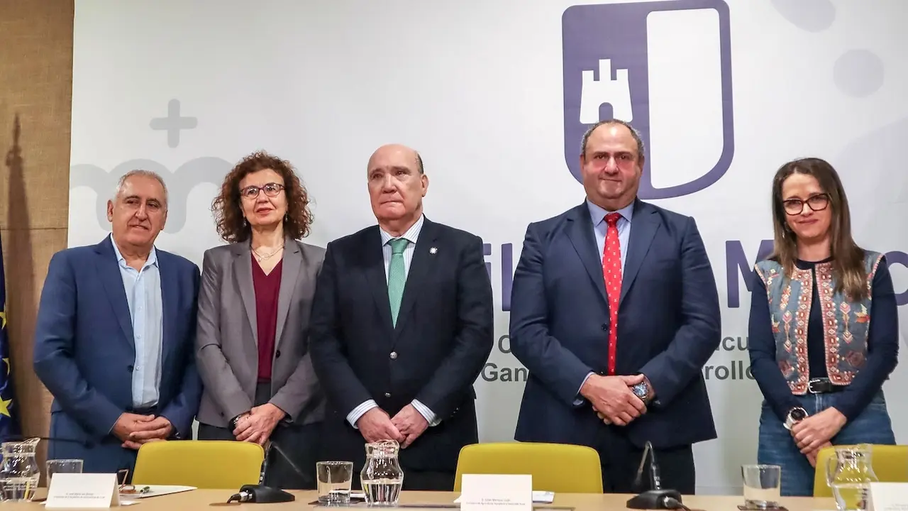 El consejero de Agricultura, Ganadería y Desarrollo Rural, Julián Martínez Lizán, ha presentado en rueda de prensa los restaurantes premiados en la IV Edición de los Broches Gastronómicos del Medio Rural