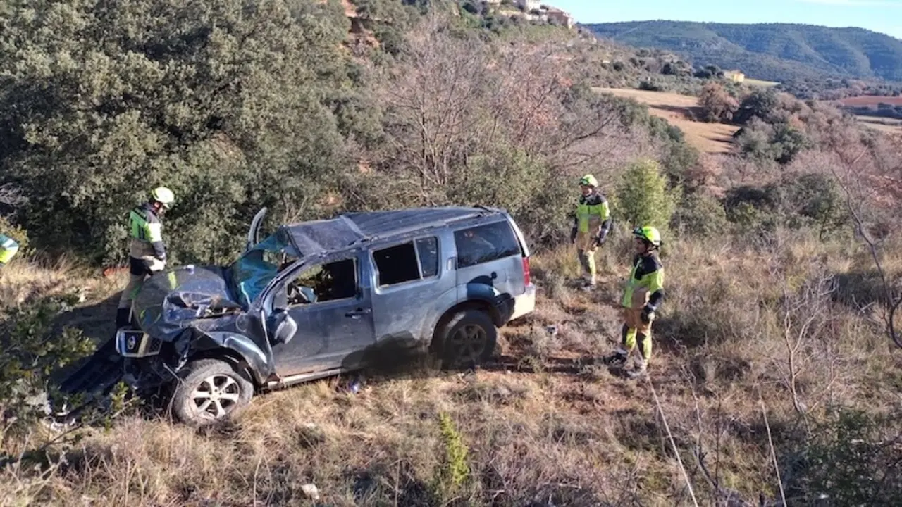 Muere un conductor tras salirse de la vía y caer por un desnivel de 30 metros, accidente de tráfico, paraje, barranco,
