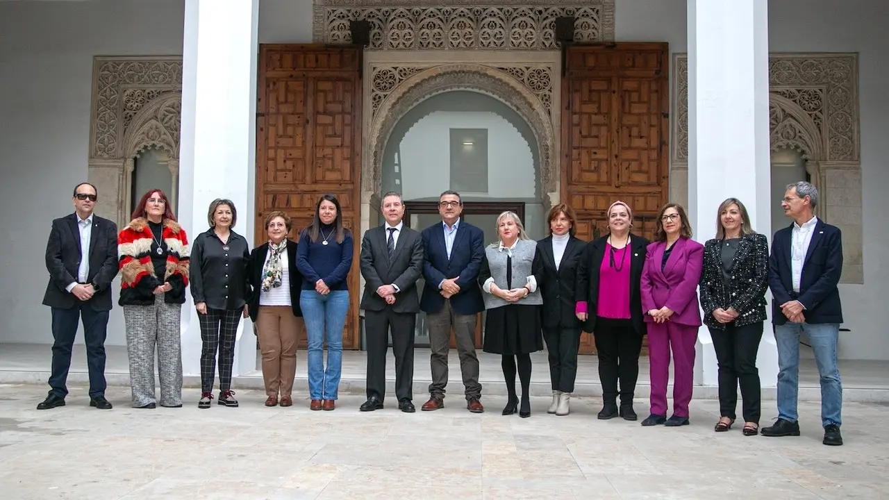 El presidente de Castilla-La Mancha, Emiliano García-Page, ha recibido este jueves en el Palacio de Fuensalida de Toledo a los representantes de la Mesa del Tercer Sector de la Comunidad Autónoma