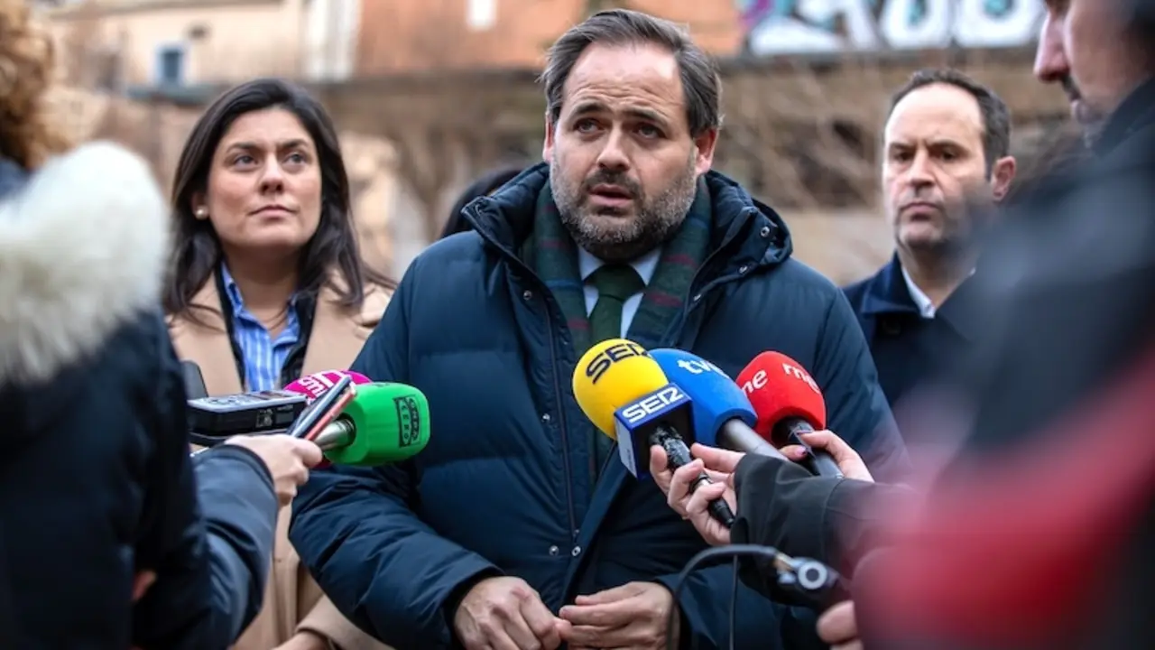 El presidente del PP de Castilla-La Mancha, Paco Núñez, atendiendo a los medios de comunicación este jueves en Cuenca