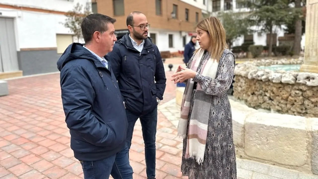 El presidente de la Diputación de Albacete, Santi Cabañero, y el vicepresidente, Fran Valera, junto a la alcaldesa de Alpera, Isabel Iniesta