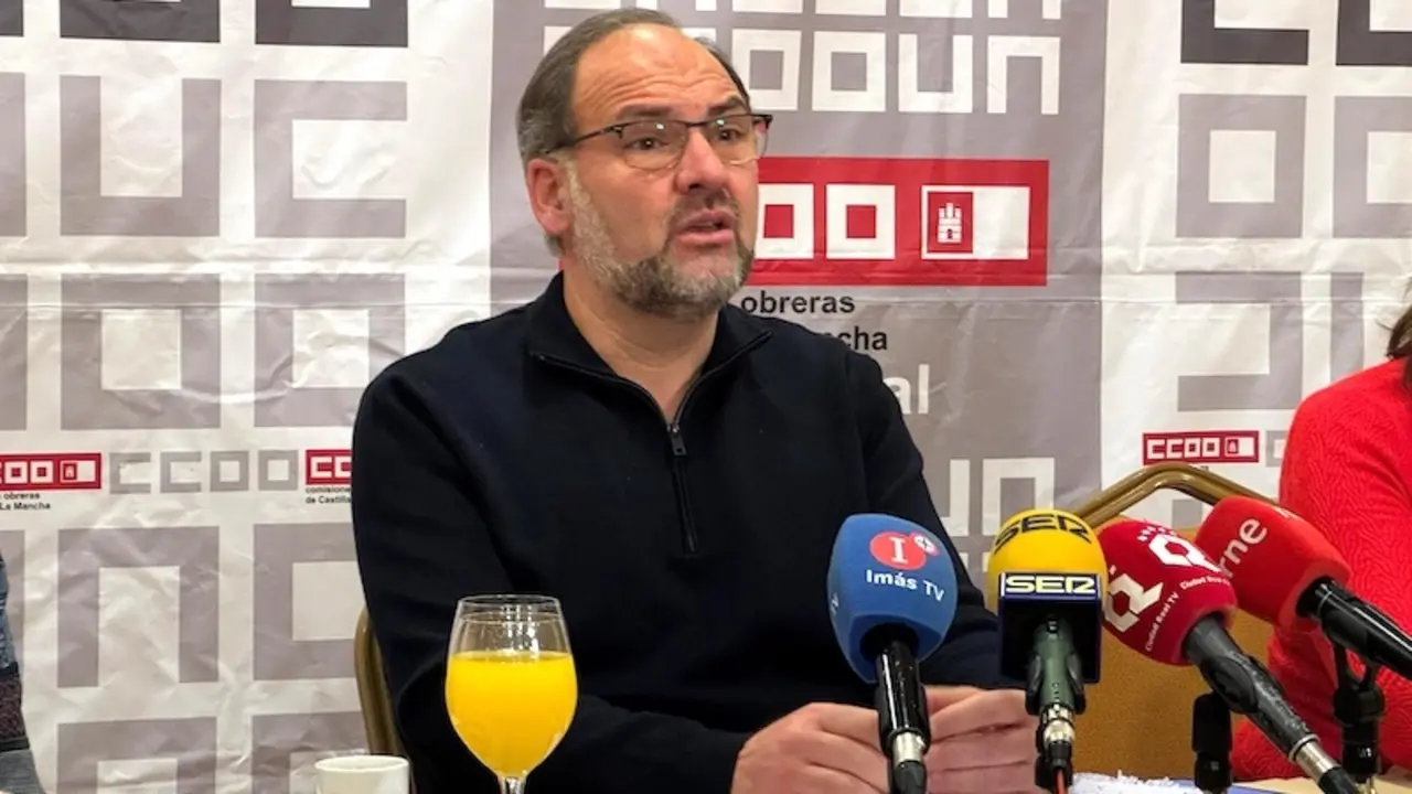 El secretario general de CCOO en la provincia de Ciudad Real, José Manuel Muñoz, durante el desayuno informativo que ha ofrecido