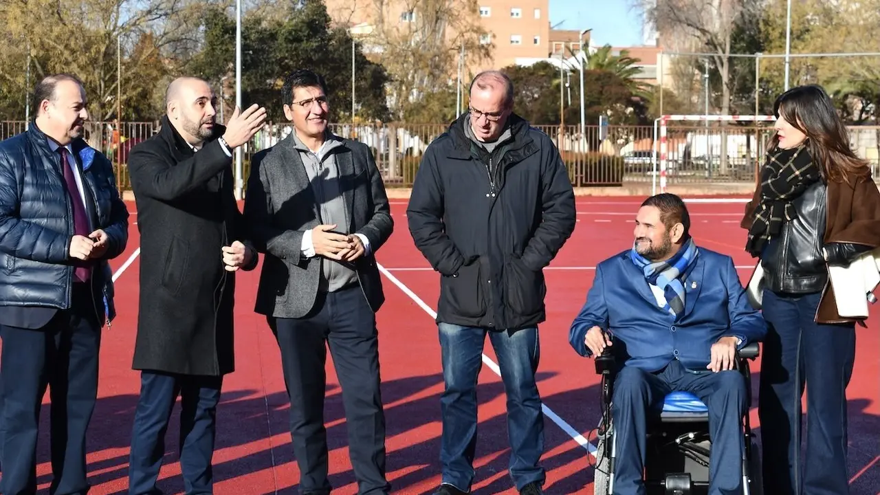 El vicepresidente segundo del Gobierno de Castilla-La Mancha, José Manuel Caballero, ha visitado la remodelación de la pista polideportiva del IES ‘Alonso Quijano’ de Argamasilla de Calatrava (Ciudad Real)