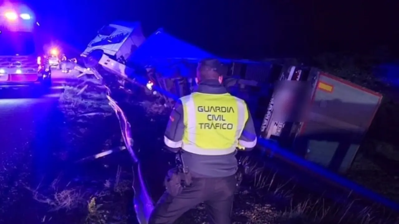 Muere el conductor de un camión tras salirse de la vía y volcar en la A-2