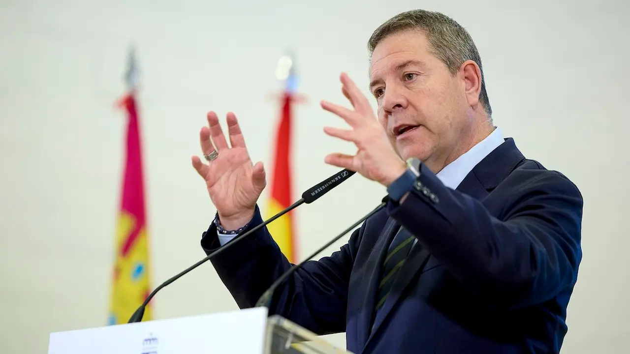 El presidente de Castilla-La Mancha, Emiliano García-Page, durante su intervención en la inauguración de las nuevas instalaciones de la Escuela Oficial de Idiomas de Talavera de la Reina (Toledo) - EFE/Manu Reino