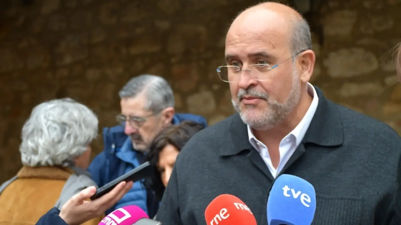 El vicepresidente primero del Gobierno de Castilla-La Mancha, José Luis Martínez Guijarro, atendiendo a los medios de comunicación este viernes en Mira (Cuenca)