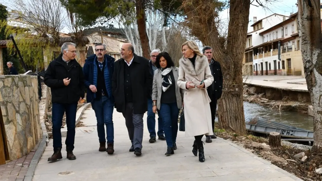 El vicepresidente primero de Castilla-La Mancha, José Luis Martínez Guijarro, y el comisionado especial del Gobierno de España para la reconstrucción y reparación de los daños provocados por la DANA, José María Ángel, durante la visita que han realizado este viernes a la localidad conquense de Mira