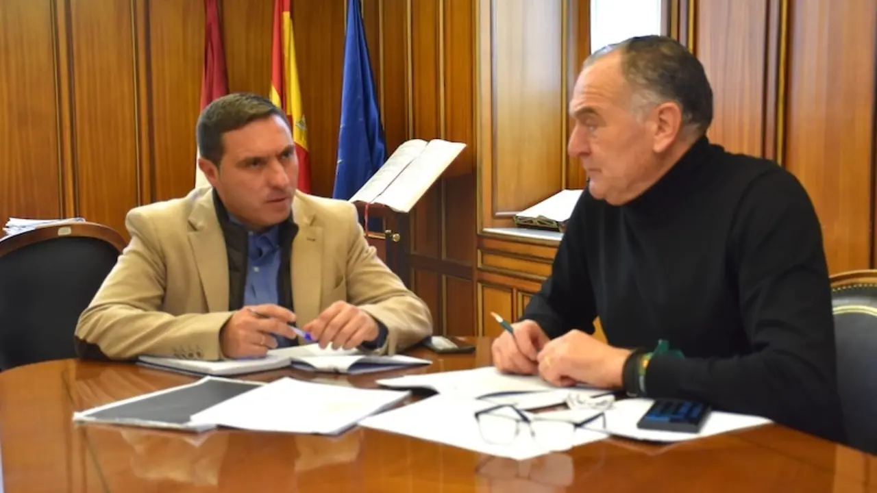 El presidente de la Diputación de Cuenca, Álvaro Martínez Chana, ha mantenido una reunión con el alcalde de Tarancón, José Manuel Martínez Carrizo