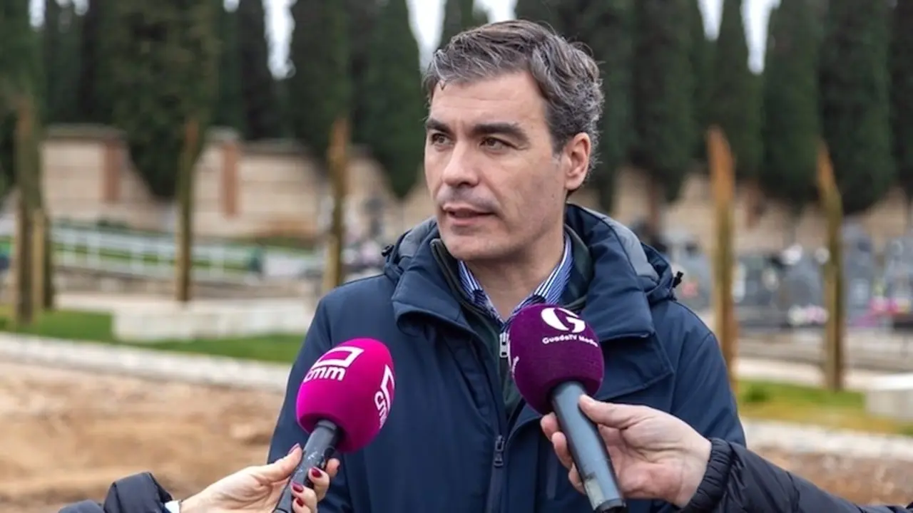 El concejal de Servicios Municipales de Guadalajara, David García, atendiendo a los medios de comunicación en el cementerio municipal