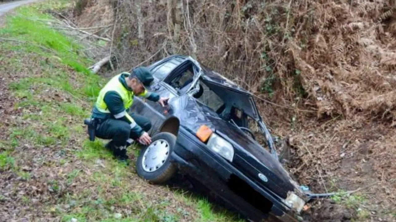 Un chico de 14 años roba un coche, se va con amigos y acaban volcados en la cuneta