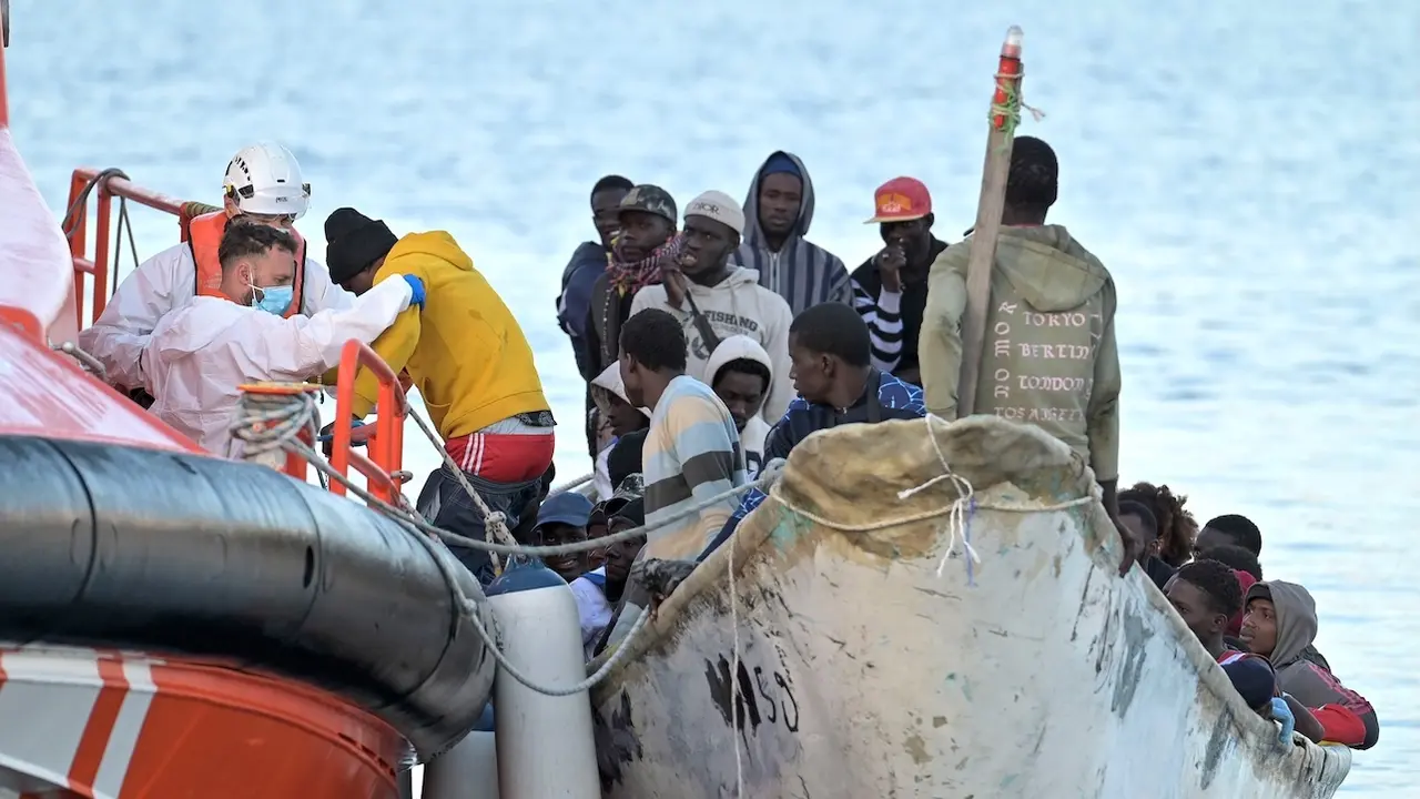 En la imagen un cayuco cargado de migrantes llega a la costa de El Hierro - EFE, inmigración, menores, menas,