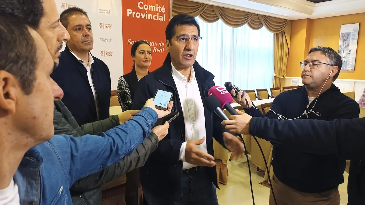 El vicepresidente segundo de Castilla-La Mancha y secretario general del PSOE de Ciudad Real, José Manuel Caballero, atendiendo a los medios este sábado