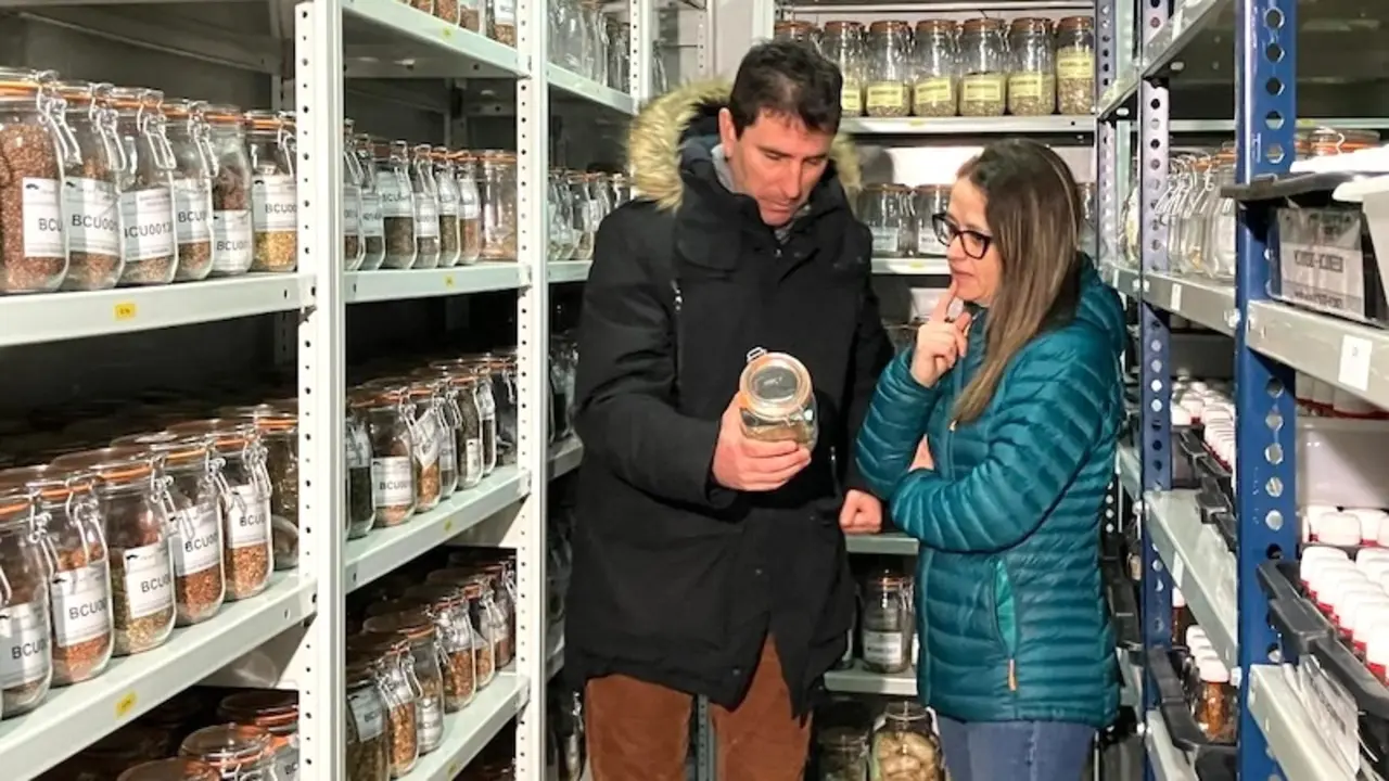 La viceconsejera de Política Agraria Común y Política Agroambiental, Gracia Canales Duque, durante la visita que ha realizado al Centro de Investigación Agroforestal (CIAF) de Albaladejito