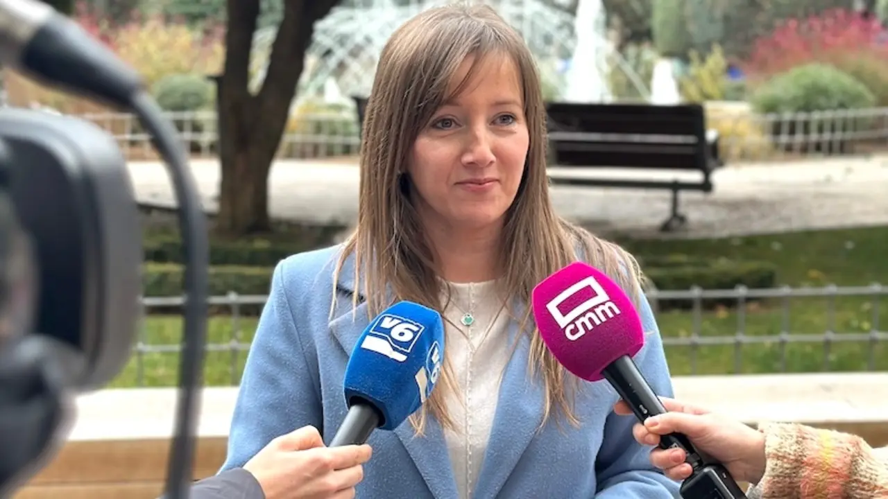 La diputada regional del PP de Castilla-La Mancha, Tania Andicoberry, atendiendo a los medios de comunicación este sábado en Albacete