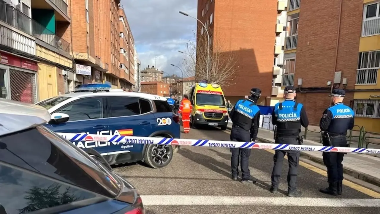 Un menor mata a su padre a puñaladas en plena calle durante una discusión - Fotografía: Cadena Ser, reyerta, cadáver, crimen, asesinato, violencia, ambulancia, Policía Nacional, Policía Local, tiroteo, agresión, cadáver, atropello, accidente, motorista, peatón,&nbsp;
