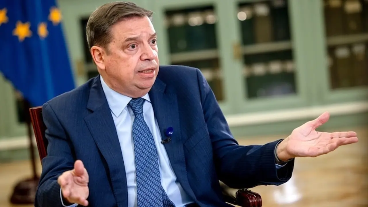 El ministro de Agricultura, Pesca y Alimentación, Luis Planas, en un momento de la entrevista - EFE/Daniel González