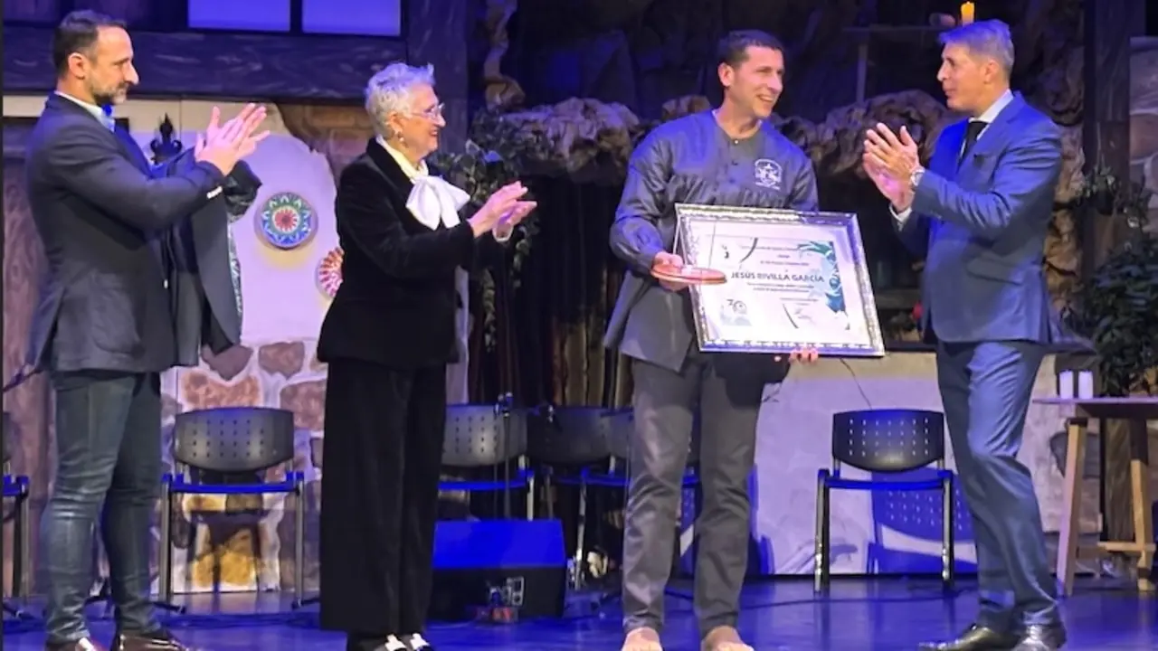Jesús Rivilla recibe el Premio Chambra 2024 en el Festival Regional de Folklore
