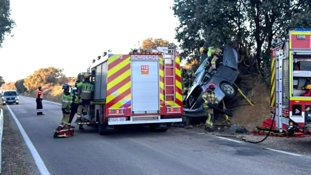 accidente de tráfico, salida de vía, choque, colisión, salirse de la vía y volcar, volcado, estrellado, estrellarse, árbol