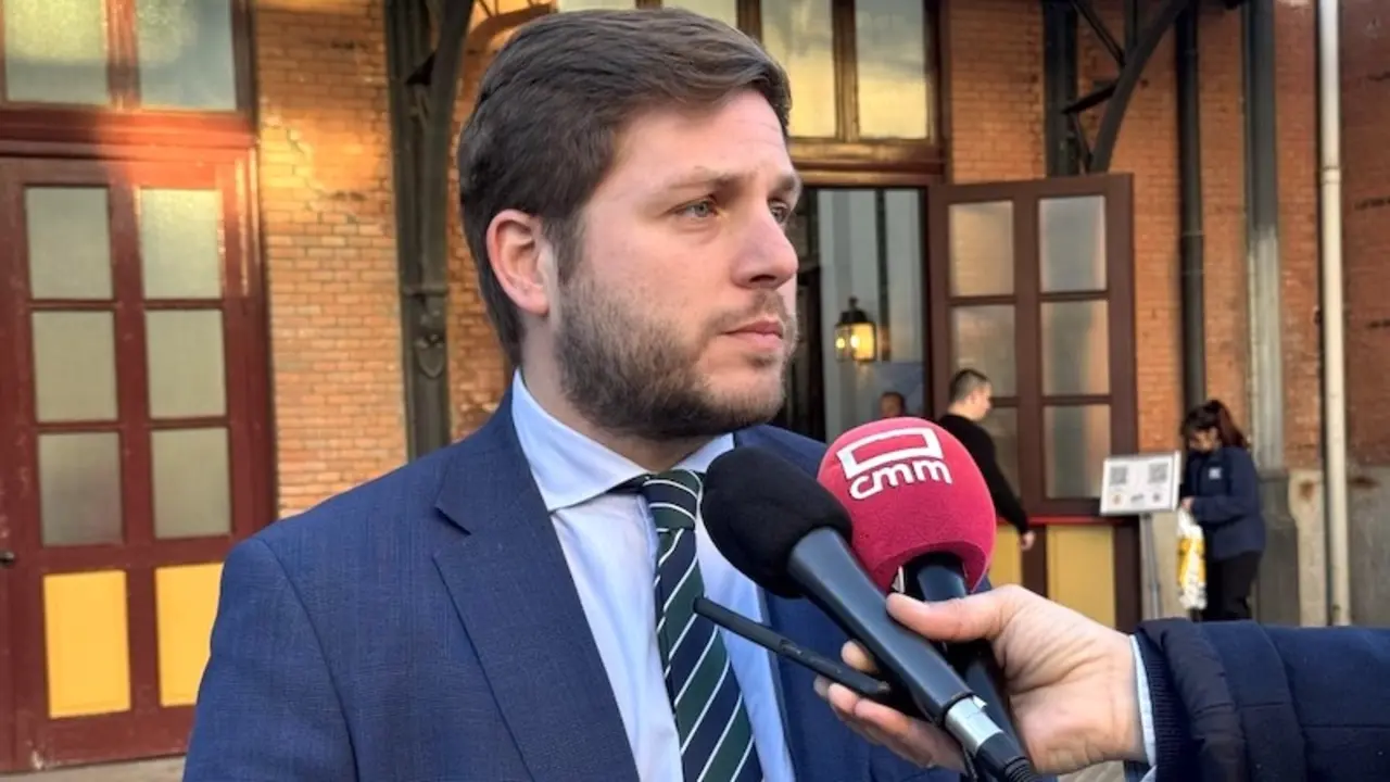 El consejero de Fomento de Castilla-La Mancha, Nacho Hernando, atendiendo a los medios de comunicación momentos antes del acto del Gobierno sobre vivienda