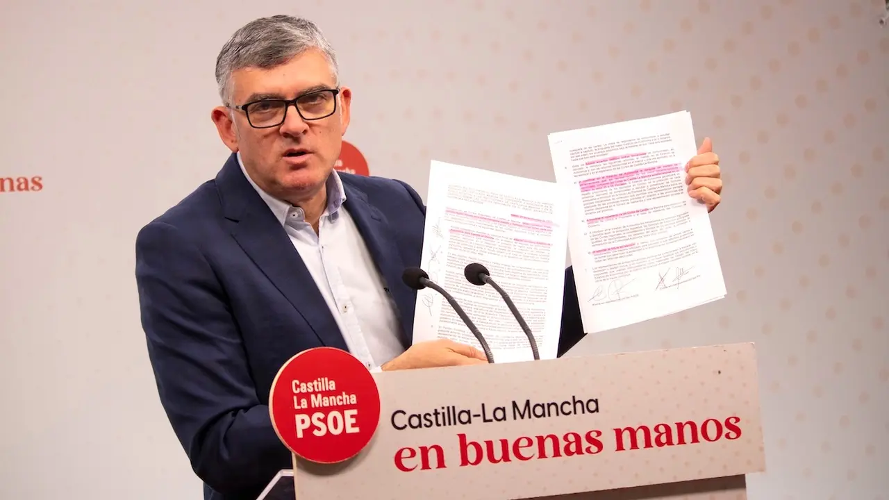 El presidente del PSOE en las Cortes de Castilla-La Mancha, Ángel Tomás Godoy, muestra en rueda de prensa el acuerdo político que firmó con el PP para elevar a 59 los diputados