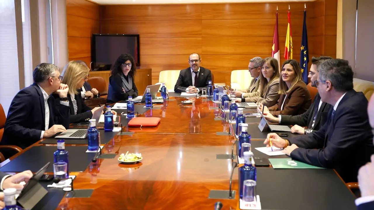 En la imagen un instante de la reunión de la Junta de Portavoces y Mesa de las Cortes de Castilla-La Mancha