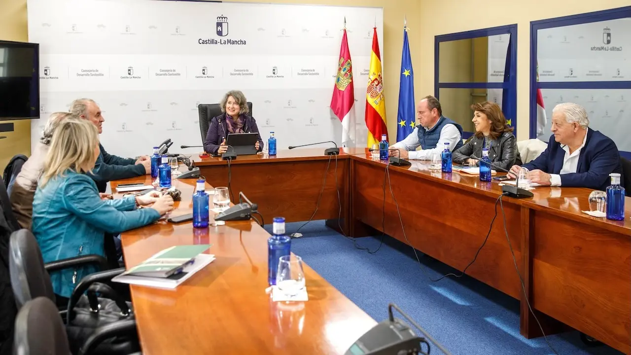 La consejera de Desarrollo Sostenible, Mercedes Gómez, se reúne con el presidente de ASAJA Castilla-La Mancha, José María Fresneda, y varios representantes de la Organización para conocer la agenda que va a mantener su Comité Ejecutivo en Bruselas con las diferentes propuestas del sector agrario y ganadero de Castilla-La Mancha