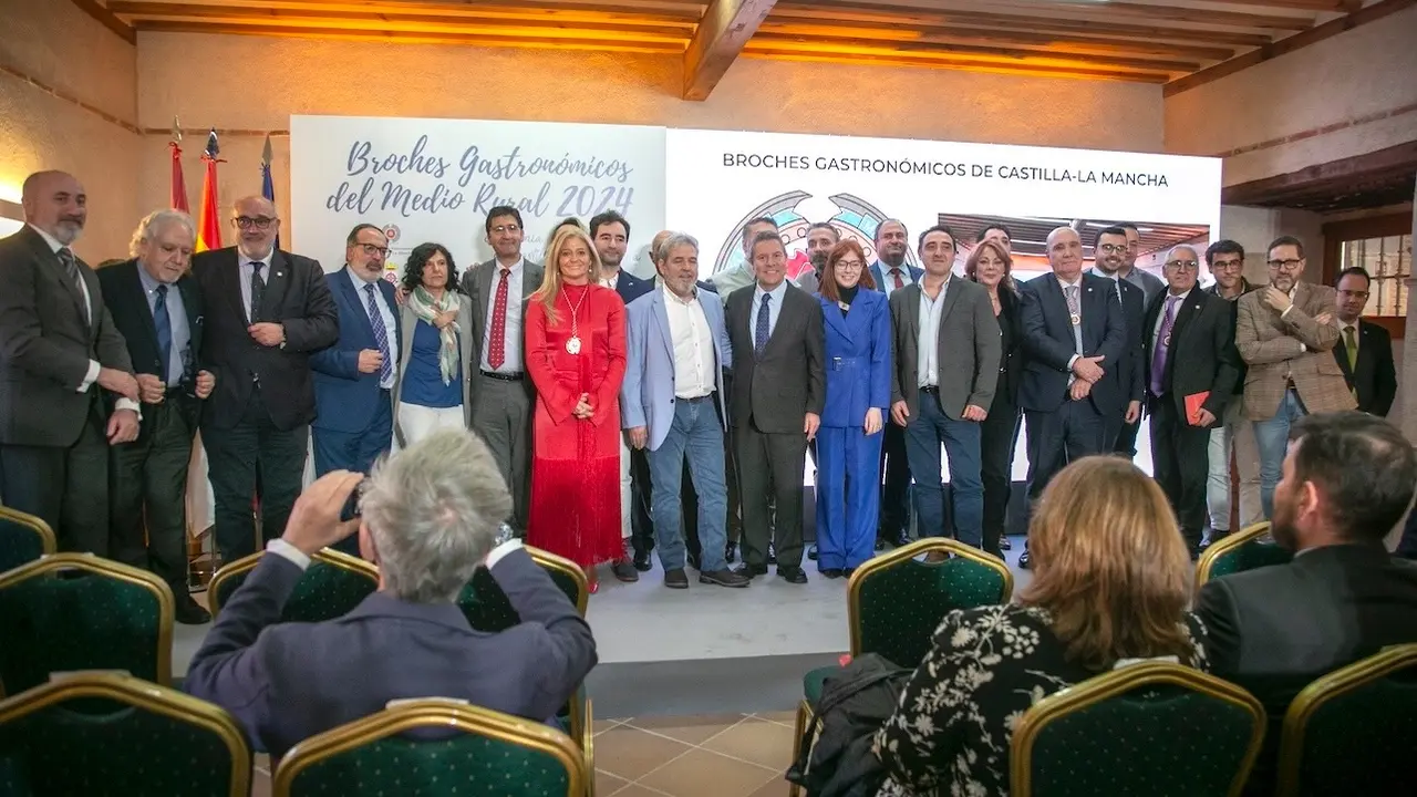 El presidente de Castilla-La Mancha, Emiliano García-Page, ha entregado en el Palacio de la Clavería de Aldea del Rey (Ciudad Real), los IV 'Broches Gastronómicos del Medio Rural'