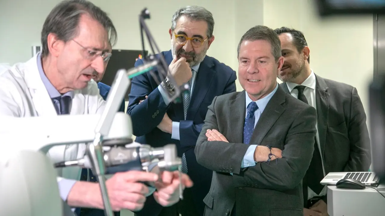 El presidente de Castilla-La Mancha, Emiliano García-Page, ha visitado el Hospital General Universitario de Ciudad Real donde ha conocido el funcionamiento del nuevo brazo robótico del Servicio de Traumatología