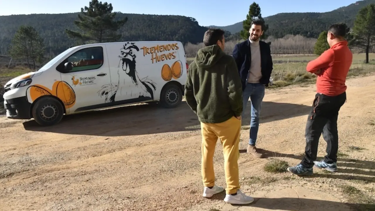 La granja gourmet ‘Tremendos Huevos’ de Cañete echa a andar gracias a dos amigos y la financiación de 68.000 euros de la Diputación