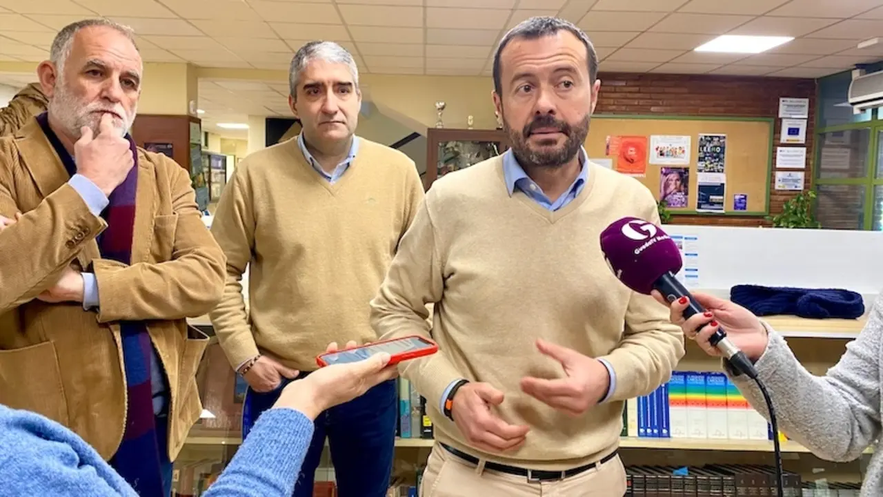 El delegado de la Junta en Guadalajara, José Luis Escudero, visita el Instituto de Educación Secundaria 'Luis de Lucena'