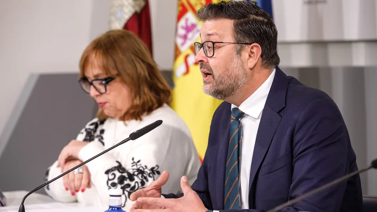 El consejero de Educación, Cultura y Deportes, Amador Pastor, durante la rueda de prensa que ha ofrecido para presentar la oferta de la Red de Artes Escénicas para la temporada primavera-verano 2024