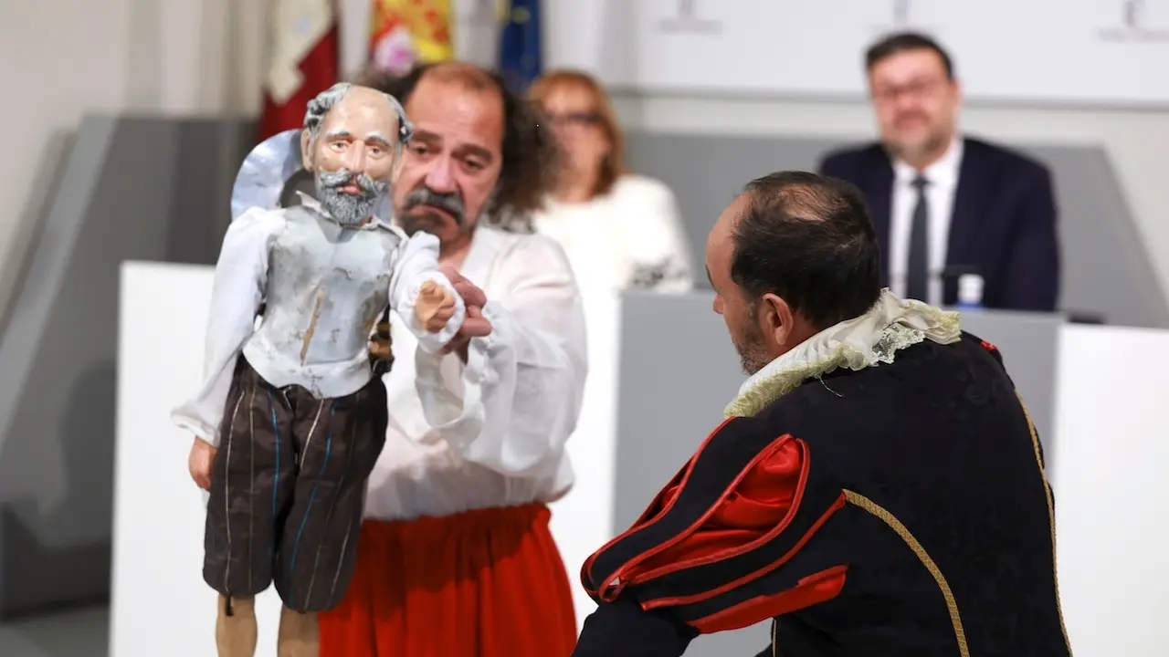 Actuación artística durante la presentación, por parte del consejero de Educación, Cultura y Deportes, Amador Pastor (d, al fondo), de la oferta de la Red de Artes Escénicas para la temporada primavera-verano - EFE/Ismael Herrero