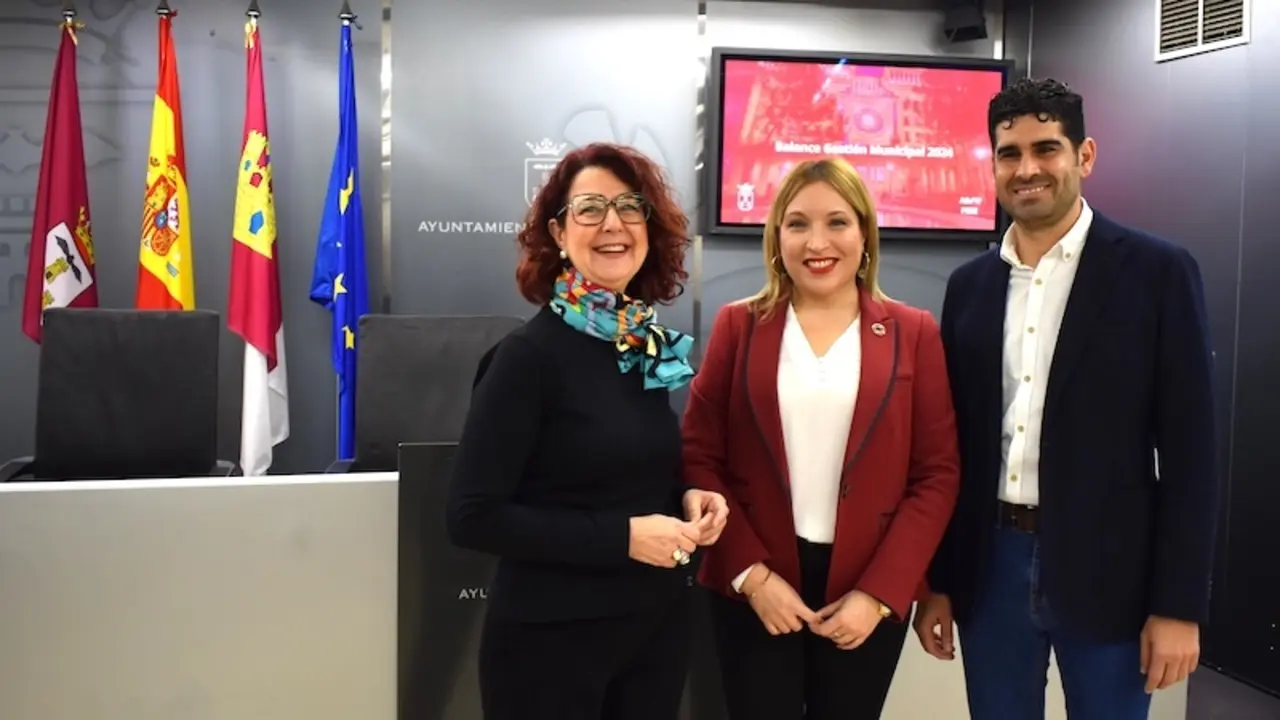 Los ediles del PSOE en el Ayuntamiento de Albacete durante la rueda de prensa que han ofrecido en el Consistorio
