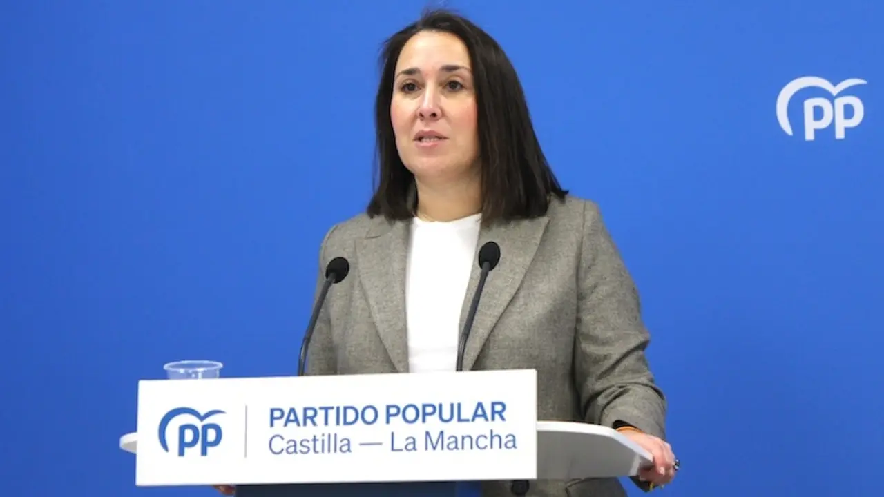 La portavoz del PP de Castilla-La Mancha, Alejandra Hernández, durante la rueda de prensa que ha ofrecido en la sede de los 'populares' en Toledo