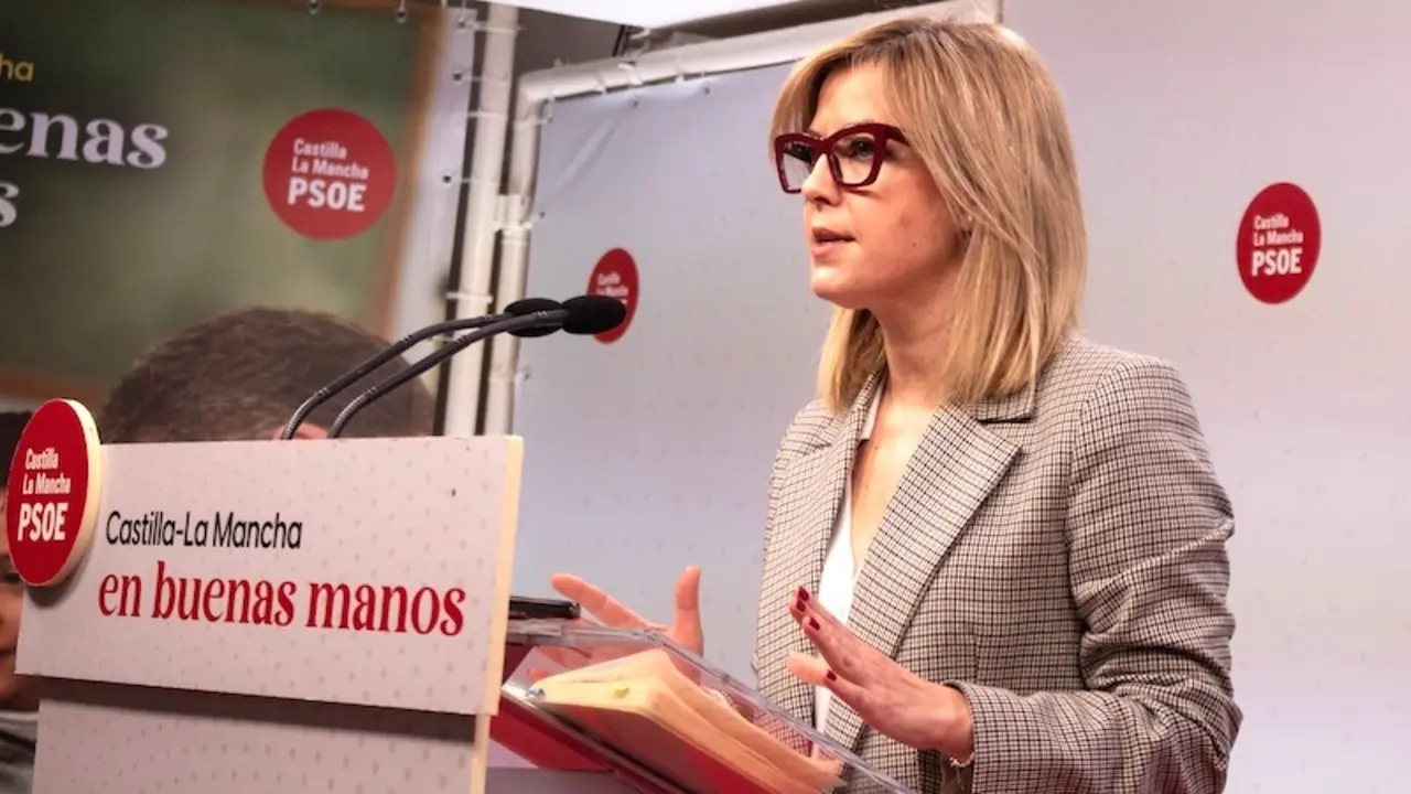 La portavoz del PSOE en las Cortes de Castilla-La Mancha, Ana Isabel Abengózar, durante la rueda de prensa que ha ofrecido en la sede de los socialistas en Toledo