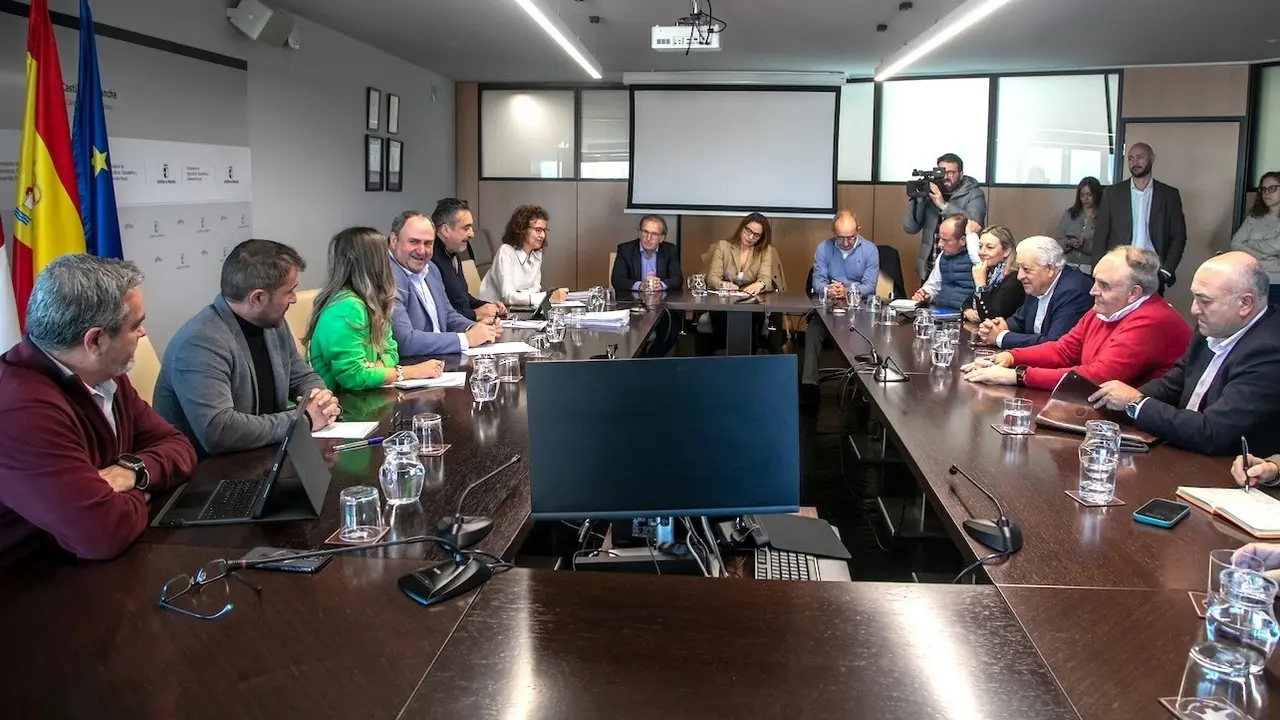 El consejero de Agricultura, Ganadería y Desarrollo Rural, Julián Martínez Lizán, mantiene una reunión con el presidente de ASAJA Castilla-La Mancha, José María Fresneda, en la sede la Consejería