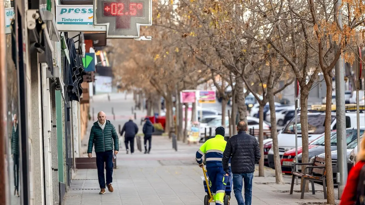 Varios viandantes pasan bajo un termómetro en Toledo durante una jornada de intenso frío este martes - EFE/Ismael Herrero, frío, otoño, invierno, temperaturas, otoño, población, vecinos, barrio,