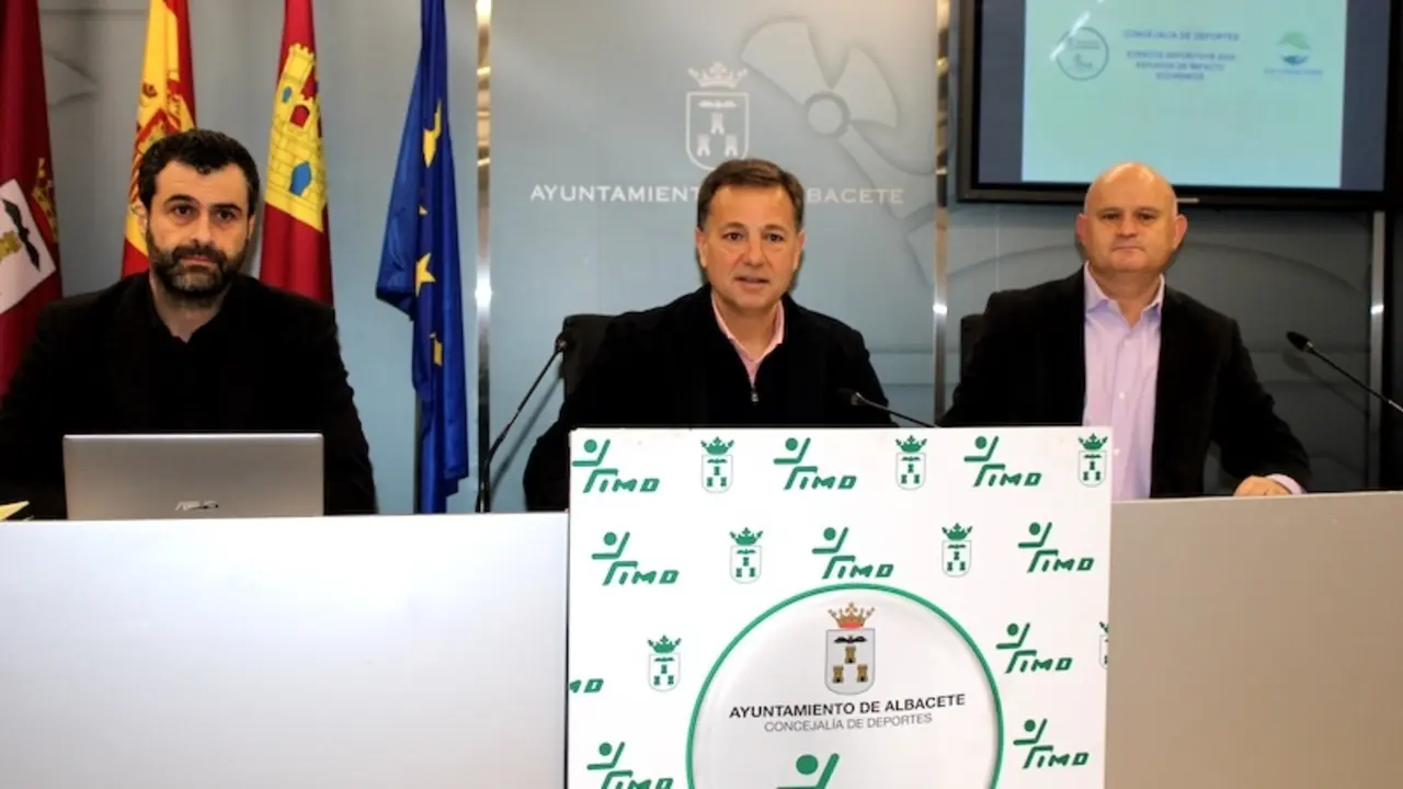 El alcalde de Albacete, Manuel Serrano, durante el balance de los estudios de impacto económico de grandes pruebas deportivas