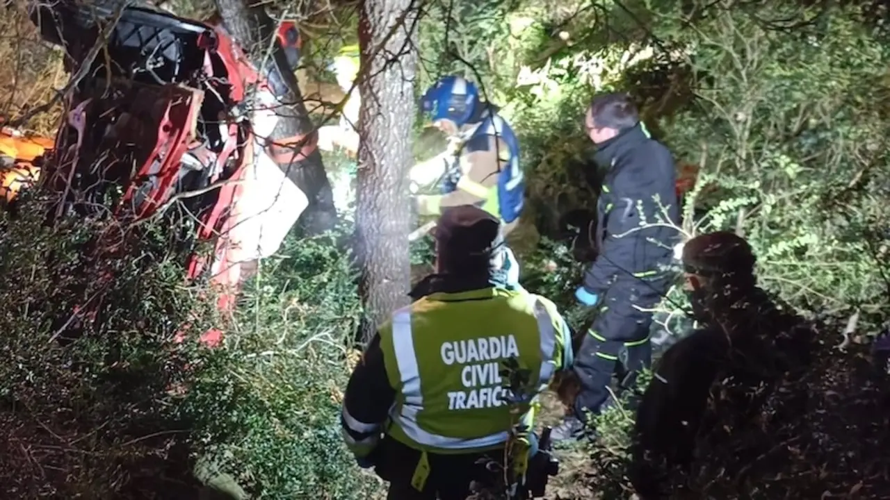 Muere un conductor tras salirse de la vía, volcar y chocar contra un árbol, accidente, barranco, terraplén