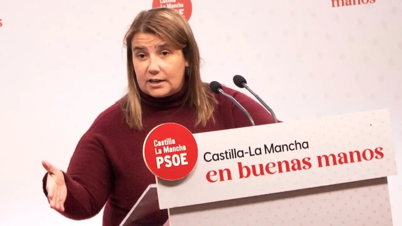 La presidenta del PSOE de la provincia de Toledo, Tita García Élez, durante la rueda de prensa que ha ofrecido en la sede de los socialistas en Toledo