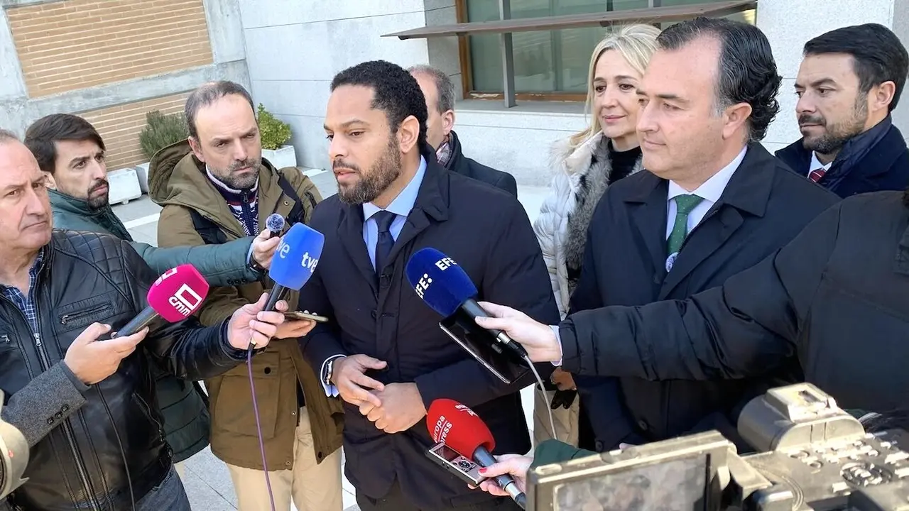 El secretario general de Vox, Ignacio Garriga, junto al presidente de Vox en las Cortes de Castilla-La Mancha, David Moreno, atendiendo a los medios de comunicación