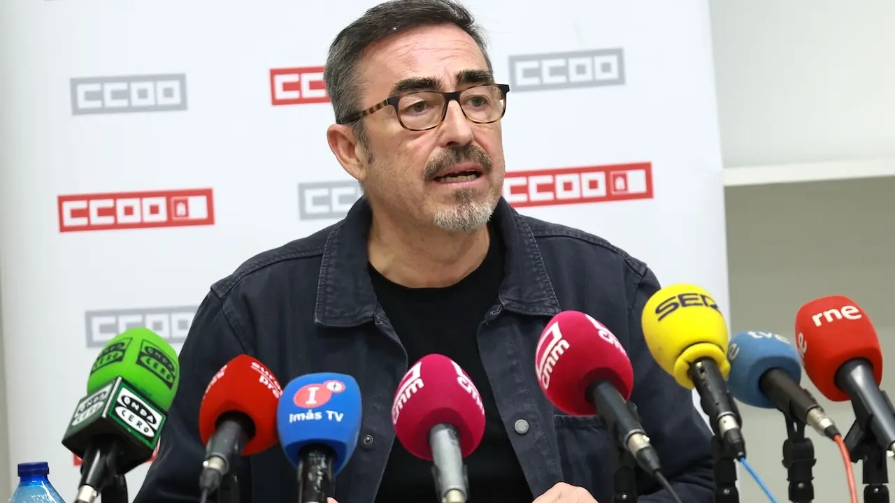 El secretario general de CCOO Castilla-La Mancha, Paco de la Rosa, ofrece una rueda de prensa para hacer balance de 2024 y explicar los objetivos y retos del sindicato para 2025 - EFE/Ismael Herrero