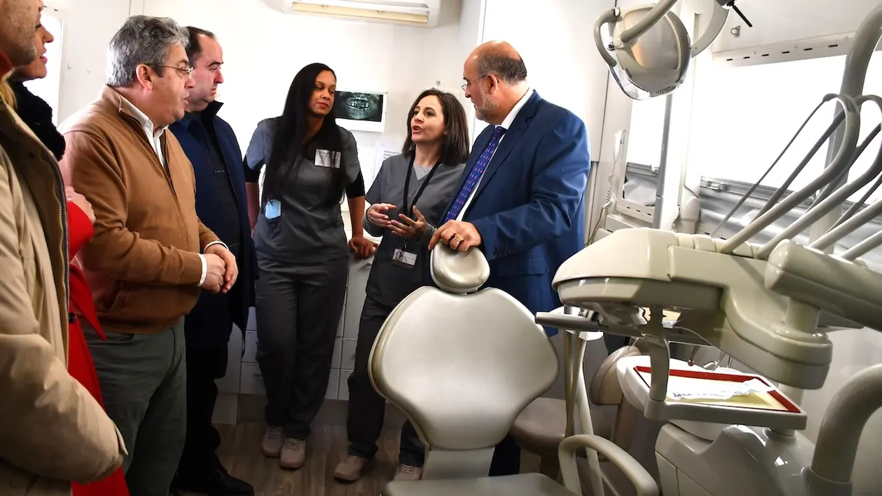 El vicepresidente primero del Gobierno regional, José Luis Martínez Guijarro, ha visitado, en el centro social cultural de Carboneras de Guadazaón (Cuenca), en la empresa ‘Rural Dent’, una unidad móvil para atención dental en el medio rural