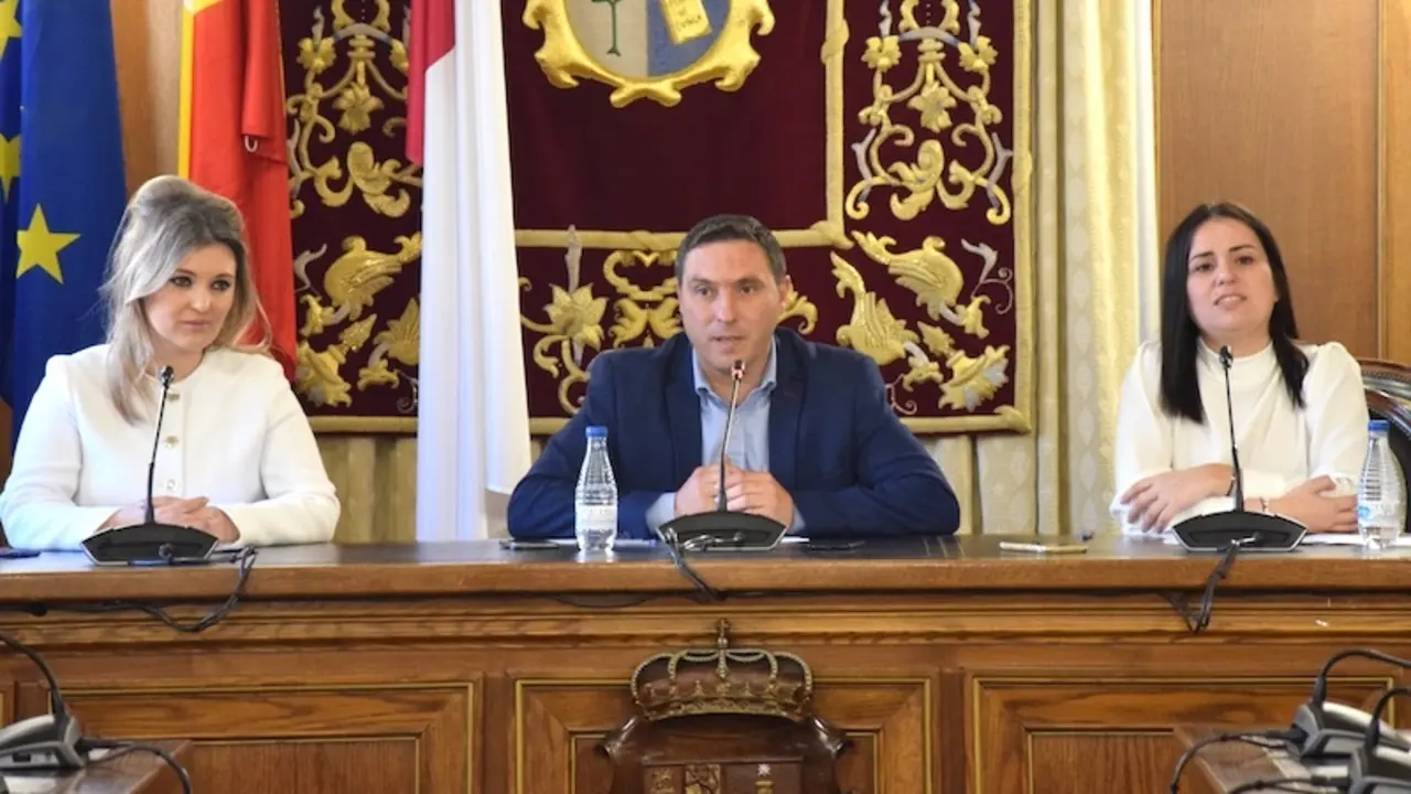 El presidente de la Diputación de Cuenca, Álvaro Martínez Chana; la diputada provincial de Turismo y Ferias, Mayte Megía y la delegada provincial de Economía y Empleo, Arancha Poveda