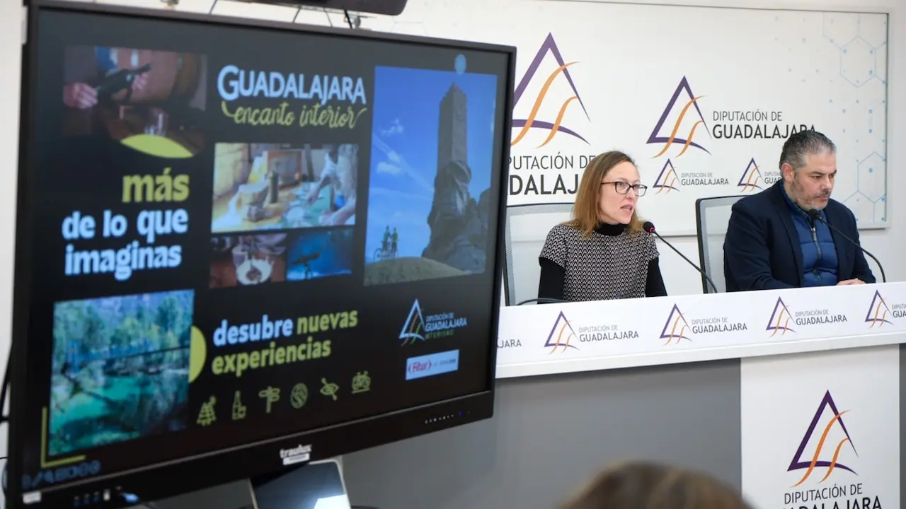 La diputada delegada de Turismo de la Diputación de Guadalajara, Arantxa Pérez Gil, durante la presentación, junto a Mario Lucas, de la Asociación de Cocineros de Castilla-La Mancha