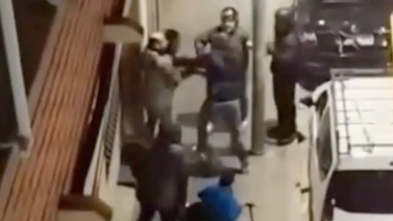 VIDEO. Vecinos retienen a un ladrón tras herir a una mujer para robarle el bolso