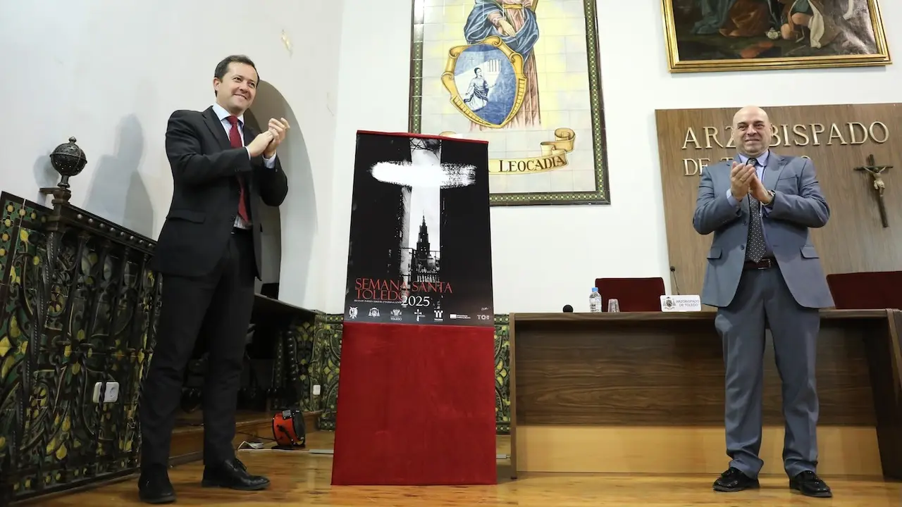 Una Cruz de guía que forma una estrecha calle de Toledo anuncia la Semana Santa 2025