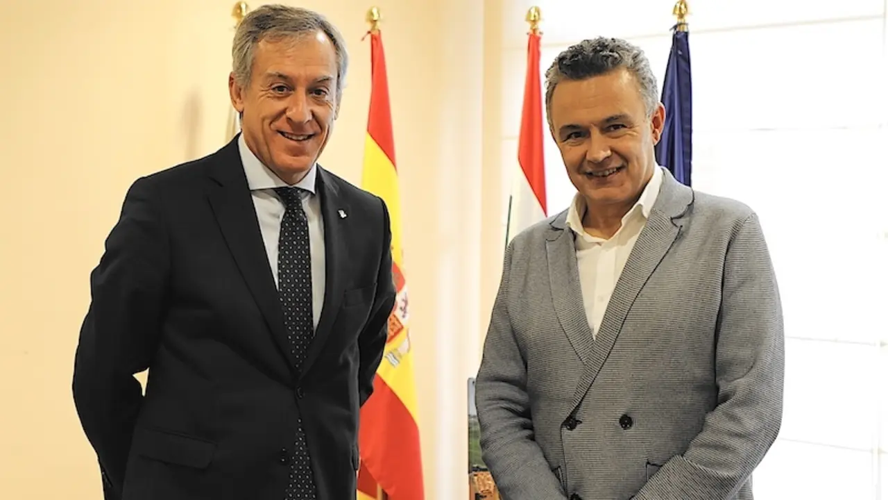 El presidente de Eurocaja Rural, Javier López Martín, junto al alcalde de Logroño, Conrado Escobar Las Heras