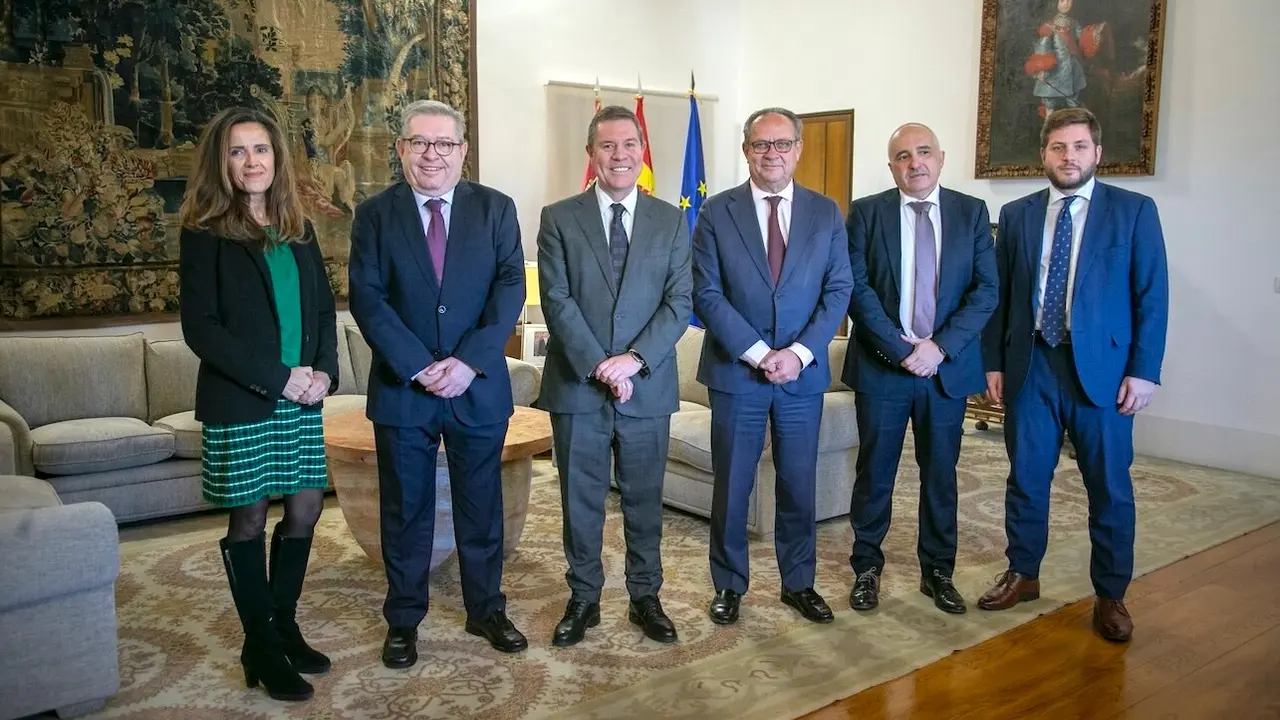 El jefe del Ejecutivo autonómico, Emiliano García-Page, ha recibido al presidente de la Cámara de Cuentas, Fernando Andújar, quien le hizo entrega del informe de la cuenta general de este órgano de control